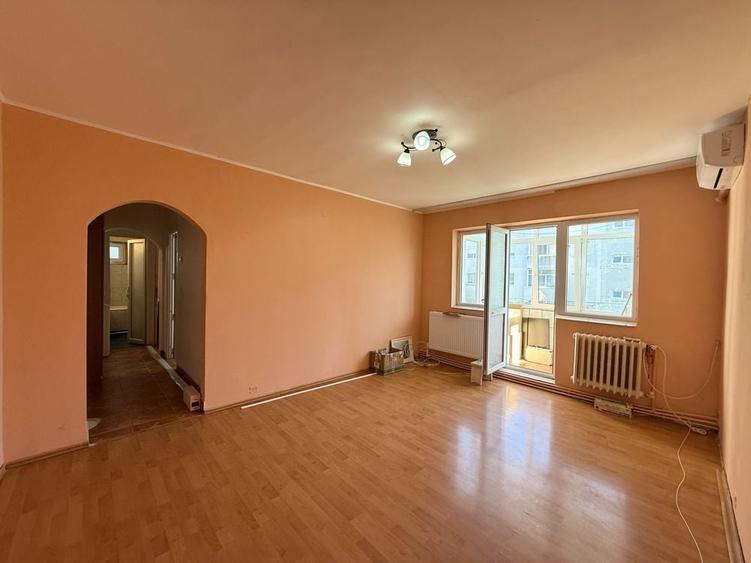 Apartament cu 3 camere semidecomandat în Dacia