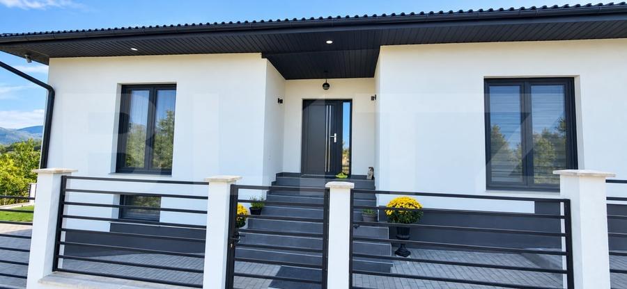 Casă individuală cu 5 camere cu Canalizare în Sadu