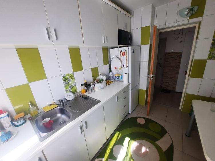 Apartament cu 3 camere semidecomandat, mobilat în Podu Roș