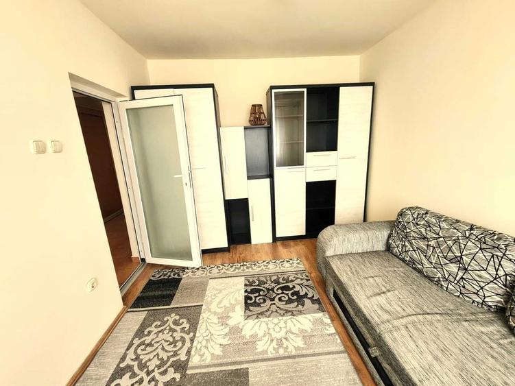 Apartament cu 3 camere semidecomandat în Dacia