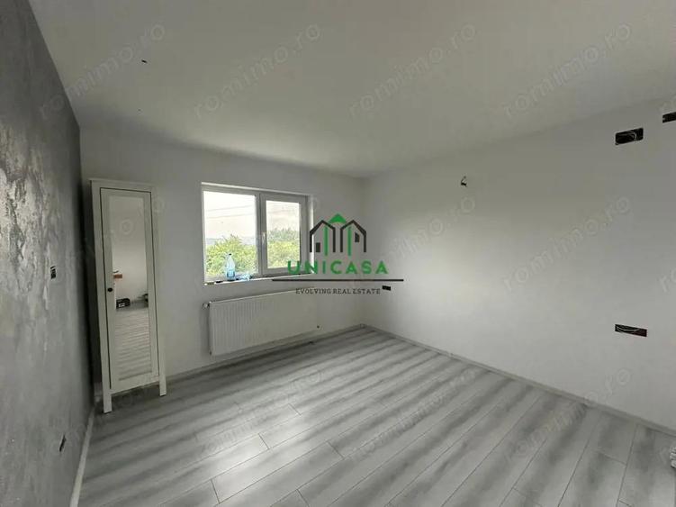 Casă cu Teren 2000 Mp în Români