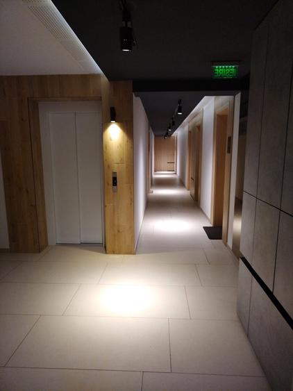 Apartament cu 3 camere semidecomandat în Tractorul