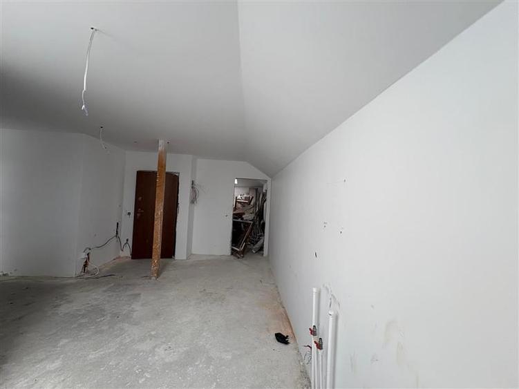 Apartament cu 4 camere semidecomandat în Aviației