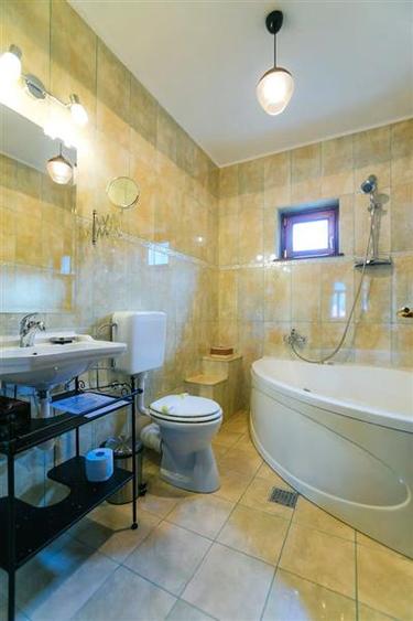 Casă cu 8 camere cu Teren 1200 Mp în Moroieni