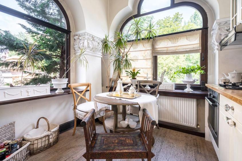 Apartament cu 4 camere circular în Calea Victoriei