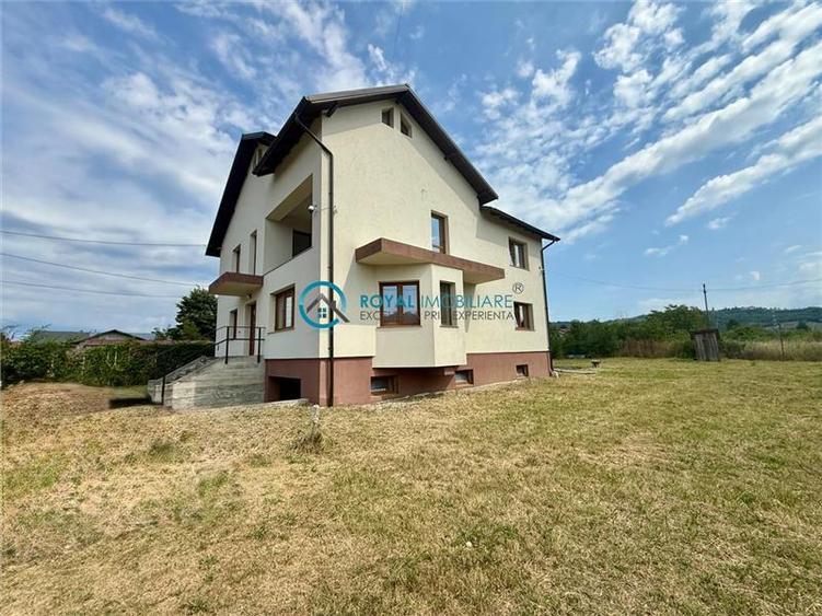 Casă individuală cu 5 camere cu Teren 3700 Mp în Central