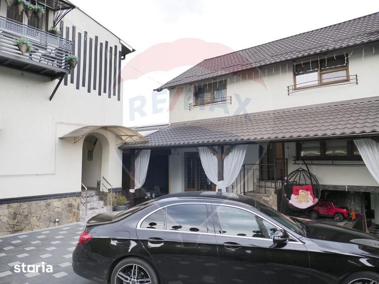 Casă cu 9 camere cu Teren 370 Mp în Central