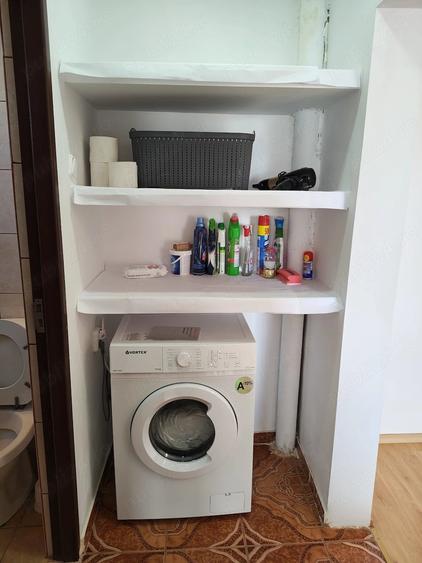 Apartament cu 3 camere semidecomandat în Sulina
