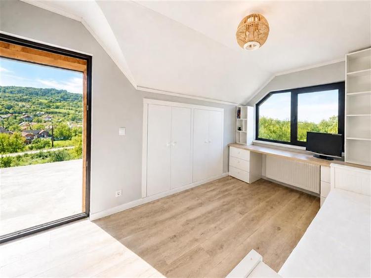 Casă individuală cu 5 camere cu Teren 1532 Mp în Șinca Veche
