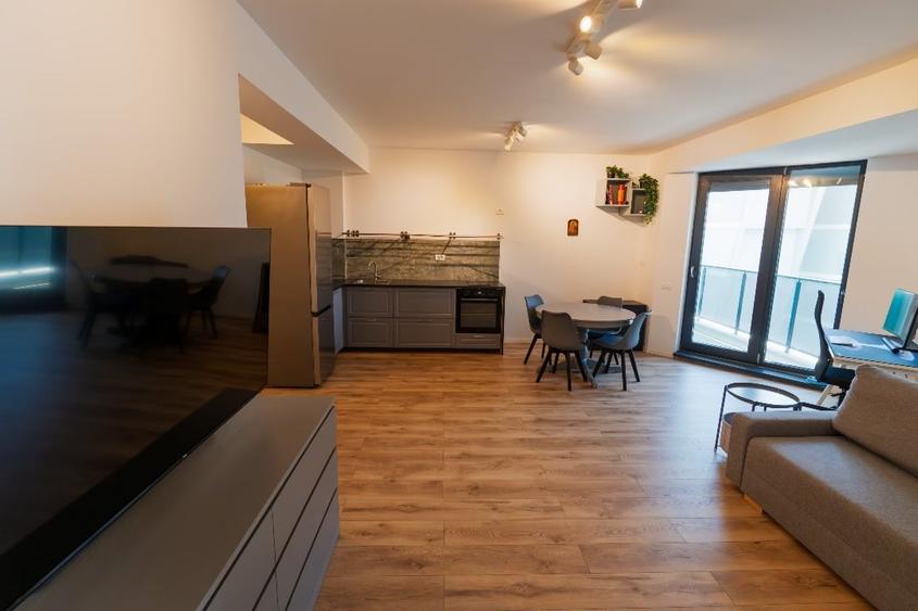 Apartament cu 2 camere decomandat, mobilat în Central