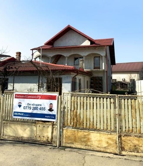 Casă cu 8 camere cu Teren 440 Mp în Central
