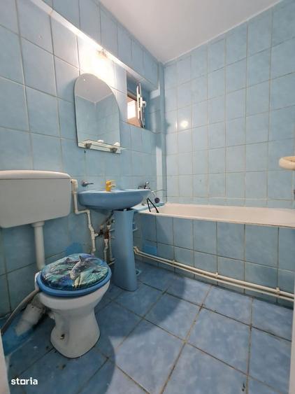 Apartament cu 3 camere semidecomandat, mobilat în Micro 39