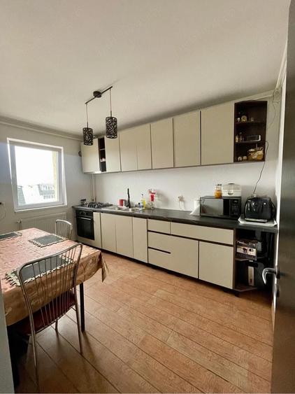 Apartament cu 5 camere decomandat în Central