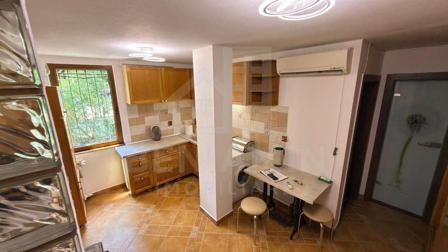 Apartament cu 3 camere decomandat în Calea București