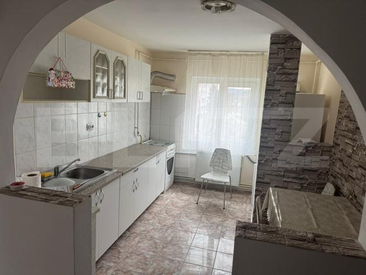 Apartament cu 3 camere decomandat, mobilat în Nord-Est