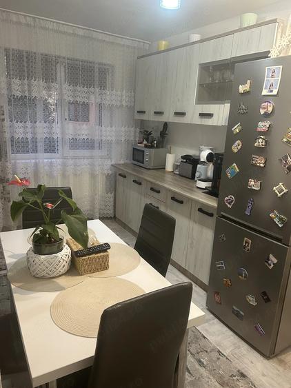 Apartament cu 3 camere semidecomandat în 9 Mai