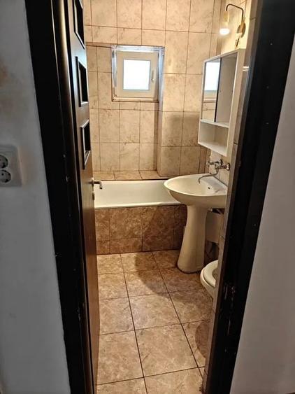 Apartament cu 3 camere decomandat, mobilat în Nicolina