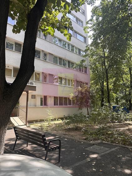 Apartament cu 3 camere semidecomandat în Militari