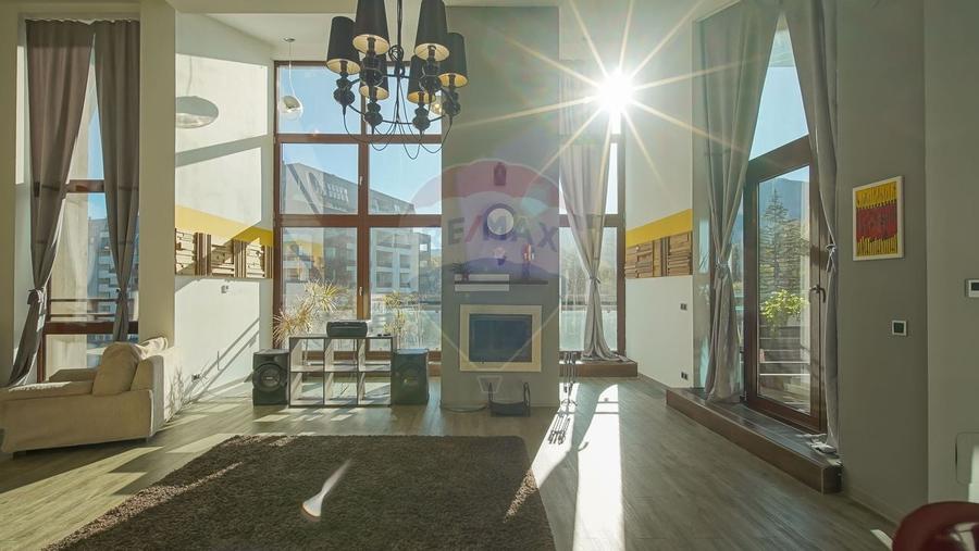 Apartament cu 4 camere semidecomandat, mobilat în Poiana Brașov