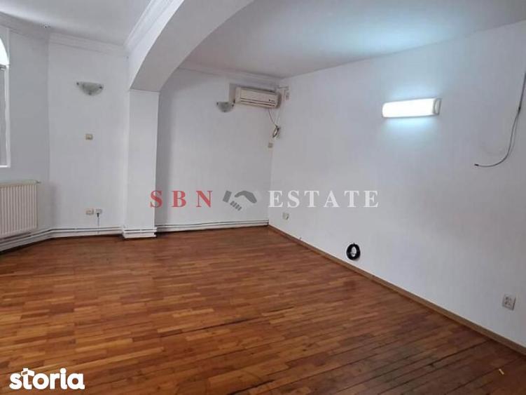 Casă cu 9 camere cu Teren 440 Mp în Mihai Bravu