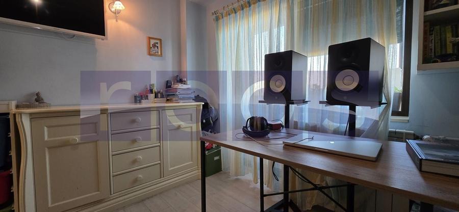 Apartament cu 4 camere decomandat, mobilat în Decebal