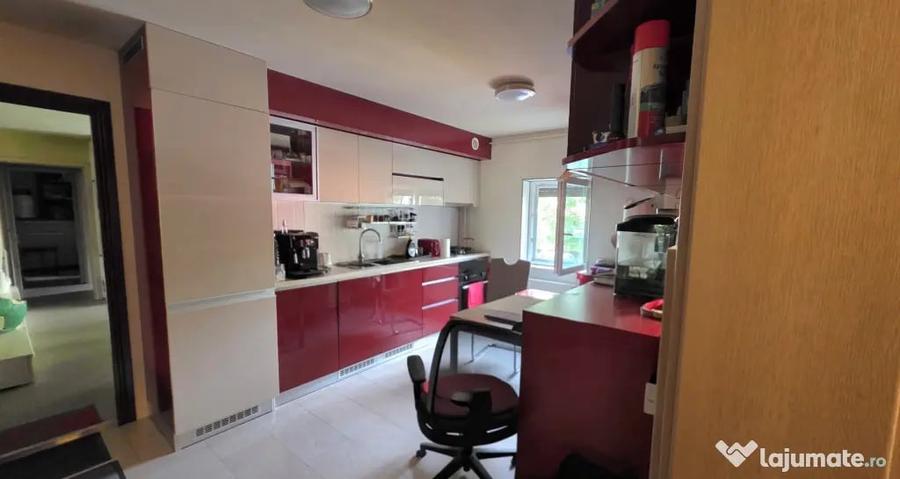 Apartament cu 3 camere semidecomandat în Complex Studențesc