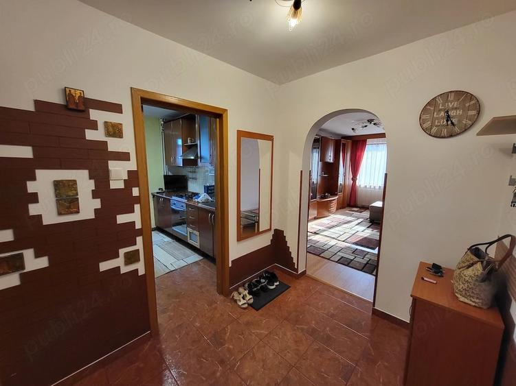 Apartament cu 3 camere semidecomandat în Ghencea