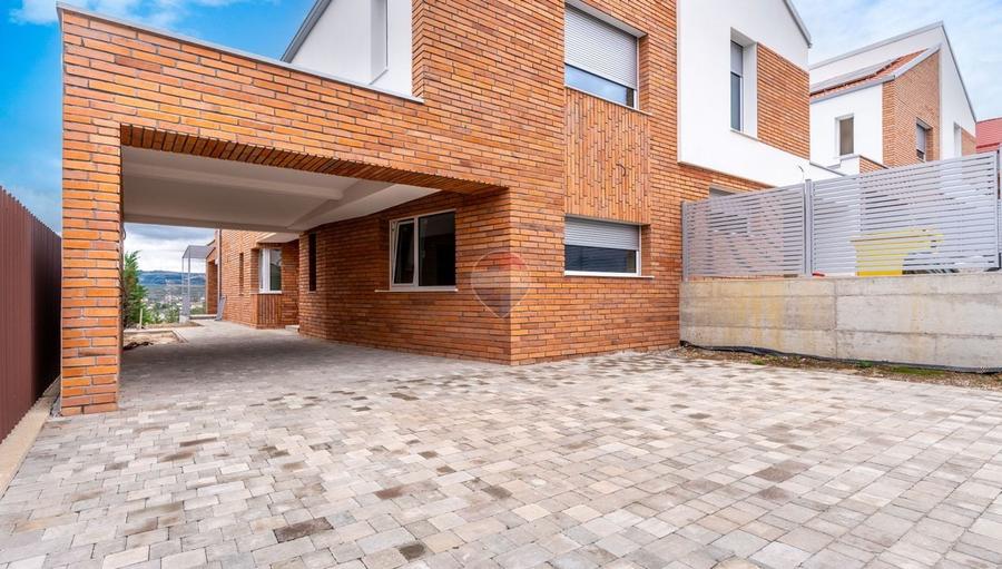 Duplex cu 4 camere cu Teren 325 Mp în Nord-Est