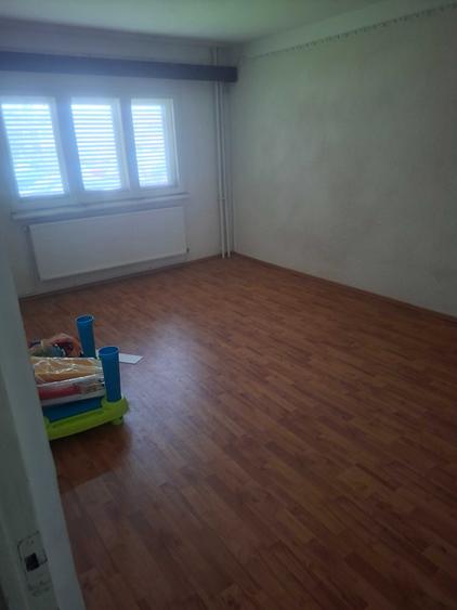 Apartament cu 3 camere decomandat în Sud