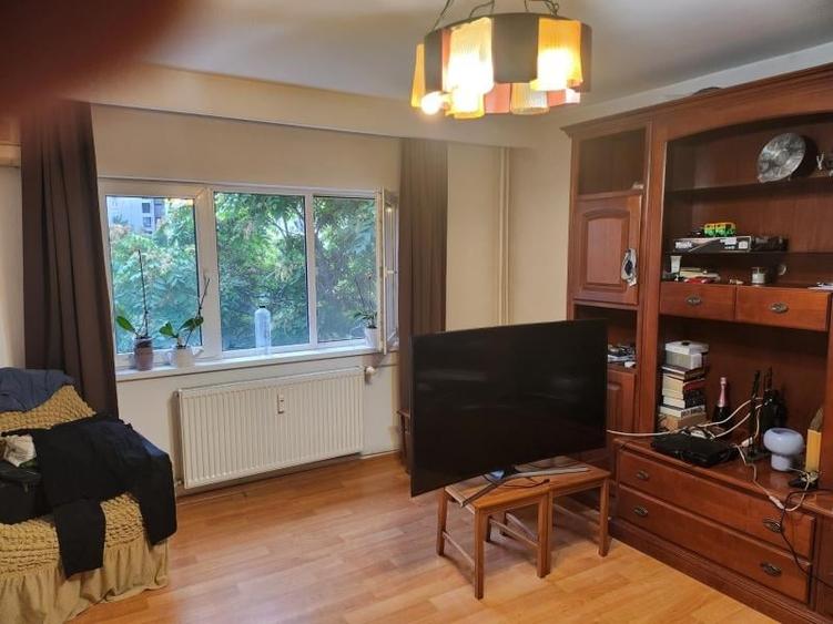 Apartament cu 3 camere decomandat în Drumul Sării