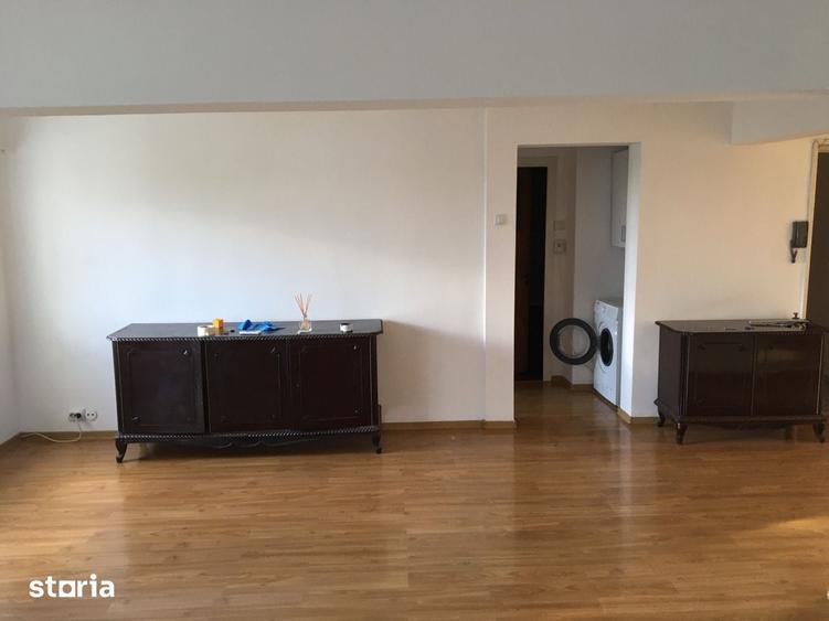 Apartament cu 3 camere în Tei