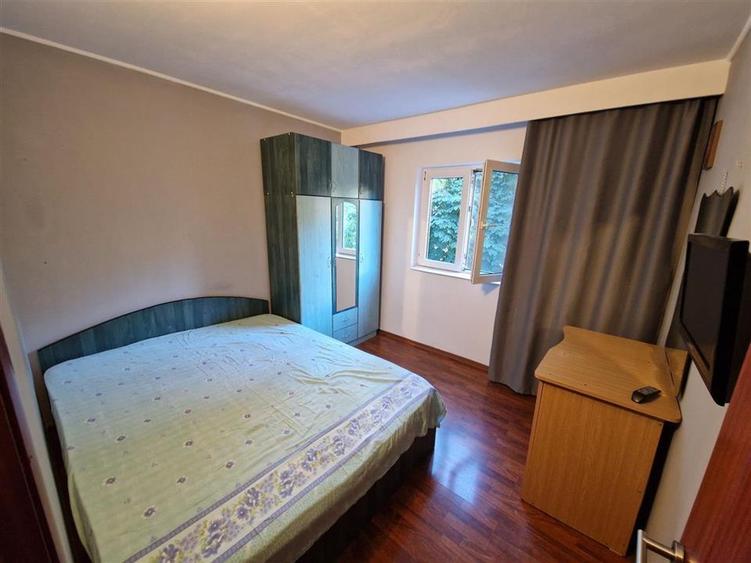 Apartament cu 3 camere semidecomandat, mobilat în Baza 3