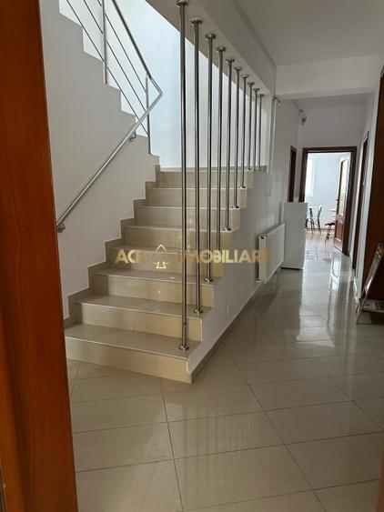 Casă individuală cu 6 camere cu Canalizare în Tineretului
