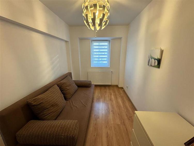 Apartament cu 3 camere decomandat, mobilat în Central