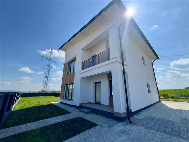 Casă individuală cu 4 camere cu Canalizare în Miroslava