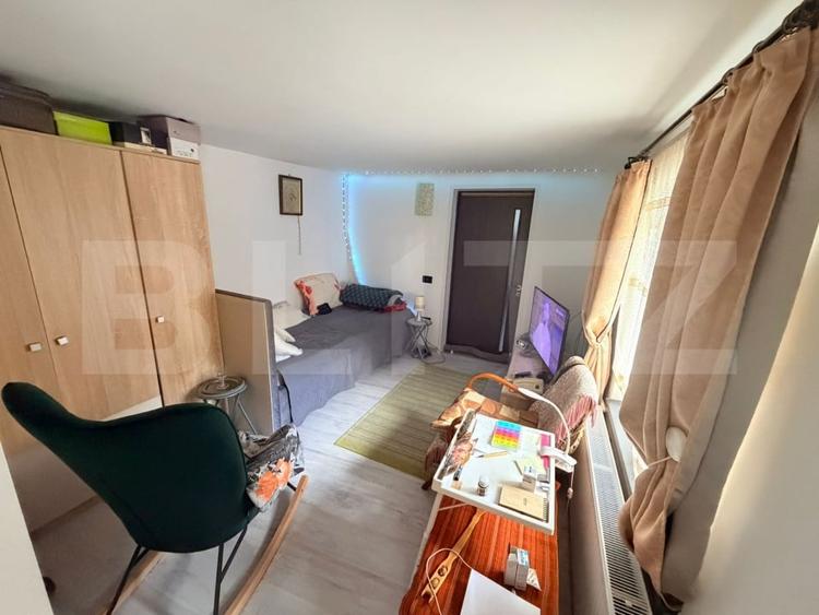 Casă individuală cu 8 camere cu Canalizare în Noua