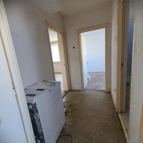 Apartament cu 3 camere semidecomandat în Mihai Bravu