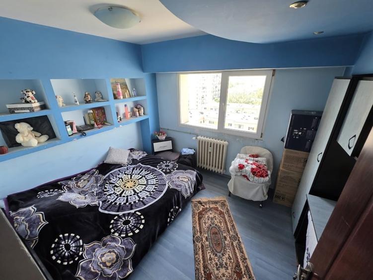 Apartament cu 4 camere decomandat în Rahova