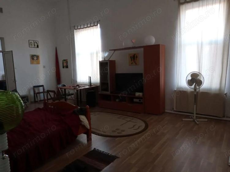Casă cu 6 camere cu Teren 629 Mp în Tineretului