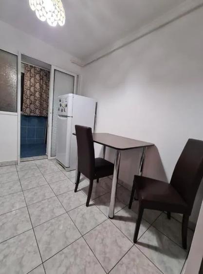 Apartament cu 3 camere semidecomandat, mobilat în Berceni