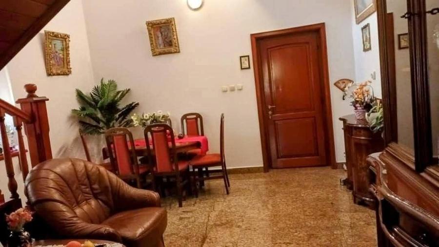 Casă cu 4 camere decomandat în Intim