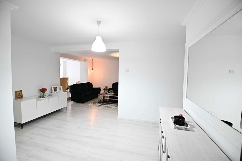 Apartament cu 4 camere decomandat în Central