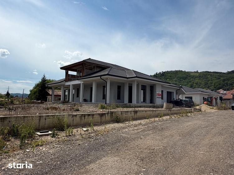 Casă cu 6 camere cu Teren 1400 Mp în Central
