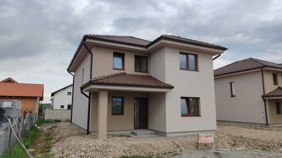 Casă cu 4 camere în Șura Mică