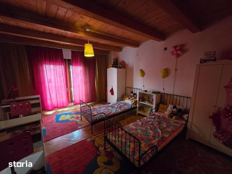 Casă cu 8 camere cu Teren 800 Mp în Independenței