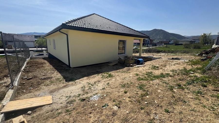 Casă individuală cu 4 camere cu Canalizare în Central