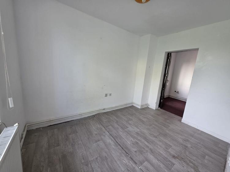 Casă individuală cu 4 camere cu Canalizare în Baba Novac