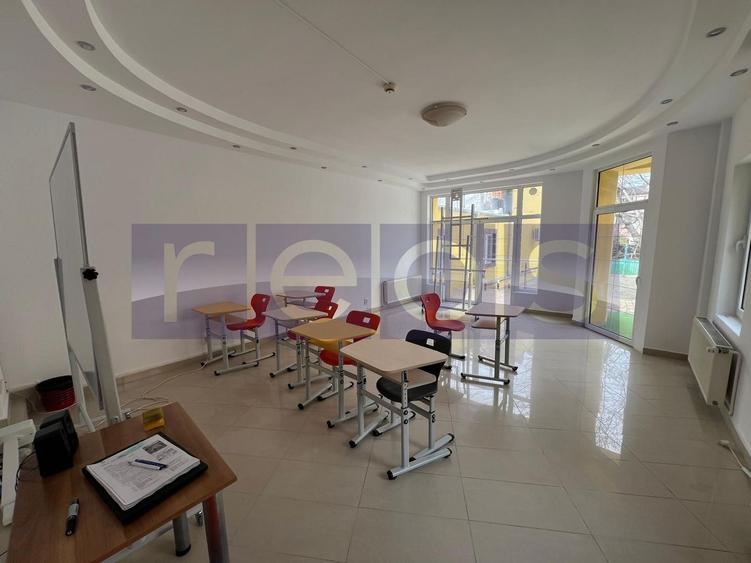Casă individuală cu 8 camere cu Canalizare în Tineretului