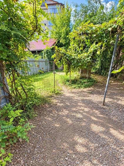 Casă individuală cu 6 camere cu Teren 265 Mp în Central