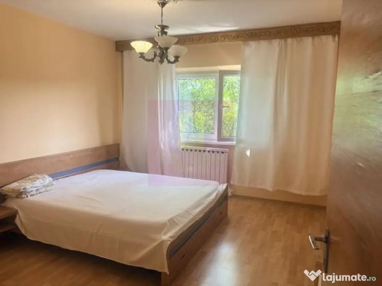 Apartament cu 3 camere decomandat în Drumul Sării